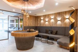 菲根Zillertal Suites Fügen by ALPS RESORTS的大堂配有沙发和桌子