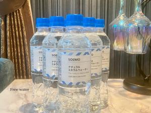 东京Five room 120 #SKY TREE #SENSOJI #FreeParking 1292sqft的桌子上放着两瓶水,放着眼镜