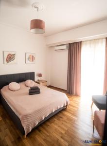 哈尔基斯Explore Greece from Comfortable City Centre Apartment的一间卧室配有一张床和一把椅子