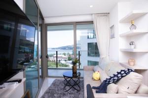 卡马拉海滩Oceana B24的客厅配有白色沙发和大窗户