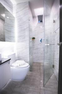 卡马拉海滩Oceana B24的一间带卫生间和玻璃淋浴间的浴室