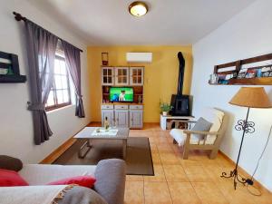 巴尔洛文托Fuente Abreu的带沙发和电视的客厅