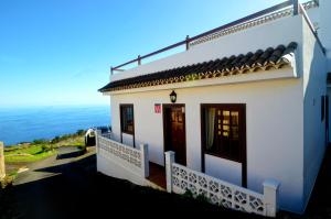 巴尔洛文托Fuente Abreu的一座白色的房子,背景是大海