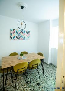 哈尔基斯Explore Greece from Apartment with Private Garden的一间带木桌和椅子的用餐室