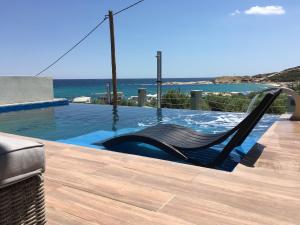 KriaritsiThe Diamond of Kriaritsi "Villas with private pools & hydromassage"的背景为大海的游泳池中的秋千