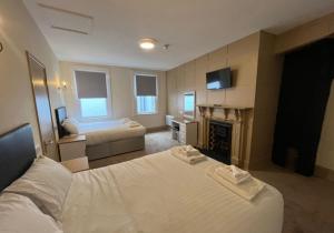 斯托桥塔尔博特酒店的酒店客房配有一张床和一个壁炉。