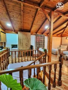 克鲁亚Vila HK的客厅设有木制天花板和木制楼梯。