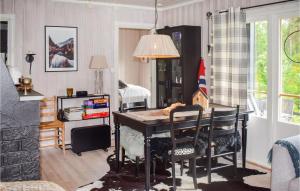 高尔3 Bedroom Stunning Home In Gol的客厅设有餐桌和椅子