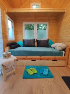 Mobile Tinyhouse by Wolfsberger的小木屋内的一个房间,配有一张大沙发