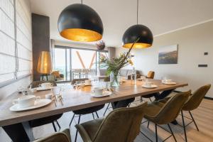温特贝格Weitblick Winterberg的用餐室配有大型木桌和椅子