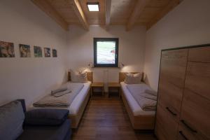 盖辛根An Webers Stoag的客房设有两张床和窗户。