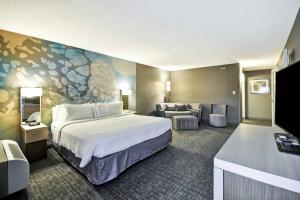 休斯顿休斯顿I-10州际公路西/能源走廊万怡酒店的酒店客房设有一张大床和一张沙发。