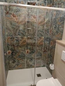 帕尔盖利亚Mary's rooms的一间带淋浴的浴室和瓷砖墙