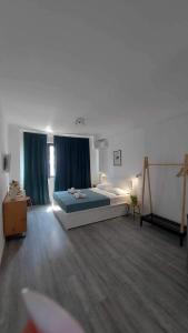 塞萨洛尼基Unique Experience Apartment’s的一间卧室配有大床和蓝色窗帘