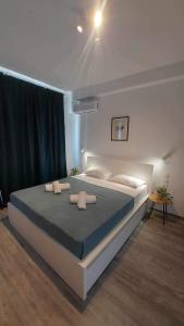 塞萨洛尼基Unique Experience Apartment’s的一间卧室配有一张大床和两个枕头