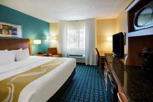 博兹曼Quality Inn & Suites Bozeman的酒店客房设有一张大床和一台电视。