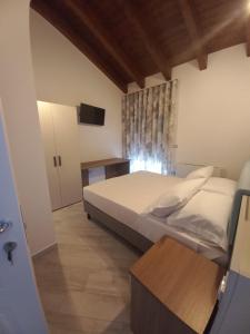 RicciaIl Riccio home & relax的一间卧室配有一张床和一台电视