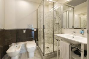 罗马Adesso Hotel的浴室配有卫生间、盥洗盆和淋浴。