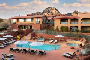 塞多纳The Wilde Resort and Spa的酒店庭院设有游泳池、椅子和遮阳伞