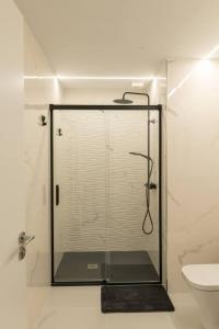 Casa Tía Pepa的浴室里设有玻璃门淋浴