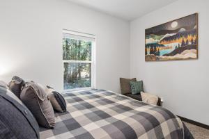 阿什福德Hikers Haven with Hot Tub - Near Mt Rainier!的一间卧室设有一张床和一个窗口