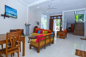 阿努拉德普勒Thinaya lake resort的客厅配有沙发和桌椅