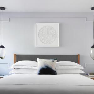 墨西哥城Kimpton Virgilio的卧室配有白色的床铺和白色的枕头