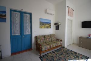 维拉西米乌斯Pratza Froria的带沙发和蓝色门的客厅
