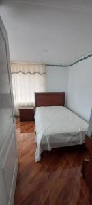 派帕villa concha的卧室配有白色的床,铺有木地板