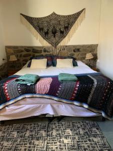卡奇Cabaña Los Girasoles Cachi Salta的一间卧室配有一张带天蓬的大床