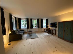 巴特特尔茨Gasthof Zantl的带沙发、桌子和窗户的客厅