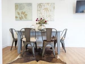 North ChapelThe Gofflet, Petworth的餐桌、椅子和花瓶