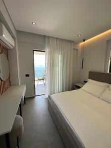 萨兰达Villa Idrizi的一间卧室配有一张床,享有海景
