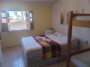 马拉戈日Aconchego da Vovó Netinha的一间卧室设有两张双层床和一扇窗户。