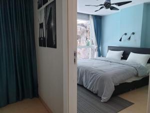 芭堤雅市中心Centara Avenue 2 Bedrooms Pool View的一间卧室配有一张床和吊扇