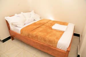 金贾Scindia Suites hotel的一张床上有两个枕头的房间