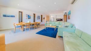卡尔斯4-4 The Esplanade, Cowes - Cscape的客厅配有蓝色的沙发和桌子