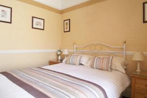 托基月桂树酒店的卧室配有白色的床和2个枕头