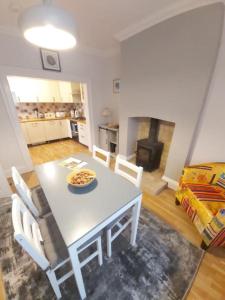 布里斯托Charming 2 double bed cottage style house的厨房以及带桌椅的用餐室。