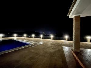 阿洛拉Casa Rural Lomillas de Canca的游泳池的夜景