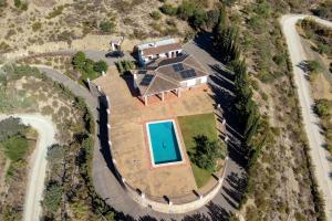 阿洛拉Casa Rural Lomillas de Canca的享有带游泳池的房屋的空中景致