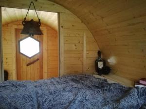 ÉtivalLagarta , la buche的小木屋内一间卧室,配有一张床