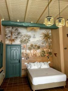 瓜达卢佩ANJ ESTUDIO TEMPLETE的一间卧室配有一张床,并画有棕榈树