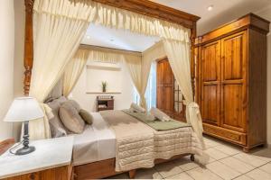 马尔萨斯卡拉Maisonette filled with Maltese charm in the south of Malta的一间卧室配有一张带天蓬的大床