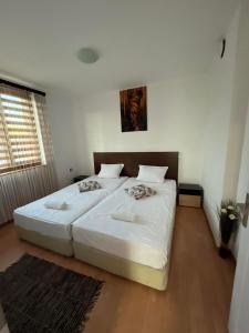 卢科维特Къща за гости "Холидей - Луковит"的一间卧室配有一张带白色床单的大床