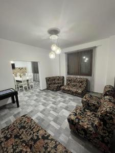 卢科维特Къща за гости "Холидей - Луковит"的带沙发和桌子的大客厅