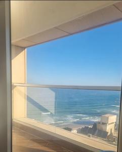 巴特亚姆תמר על הים的开放式窗户享有海景。