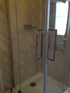 缪勒夫奥德奥德艾尔姆酒店的浴室里设有玻璃门淋浴