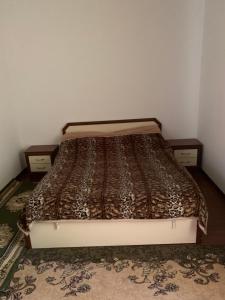 乔克-塔尔Коттедж Иссык-Куль солнышко VIP 2的一张位于客房角落的床铺