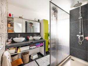 德帕内Casa Julie的一间带两个盥洗盆和淋浴的浴室